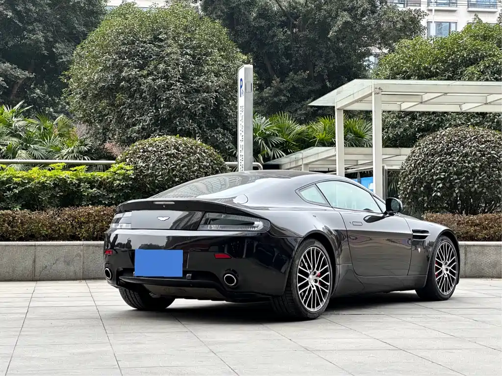Aston Martin V8 Vantage 2012 — фото 6