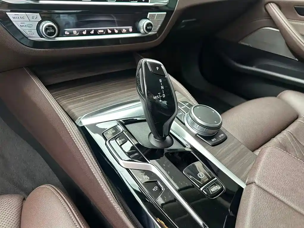 BMW 5 Series 2021 — фото 11