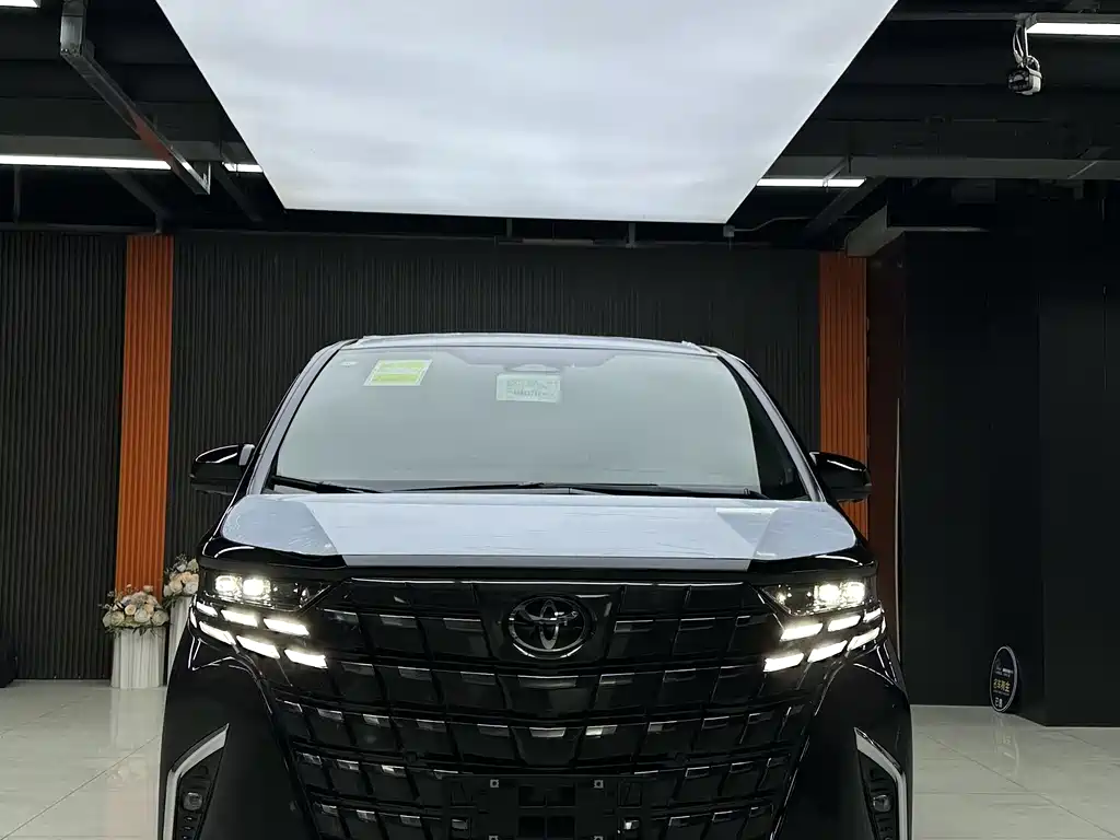 Toyota Alphard — фото 2