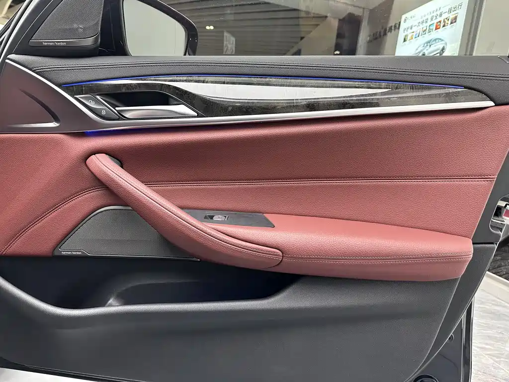 BMW 5 Series 2018 — фото 24