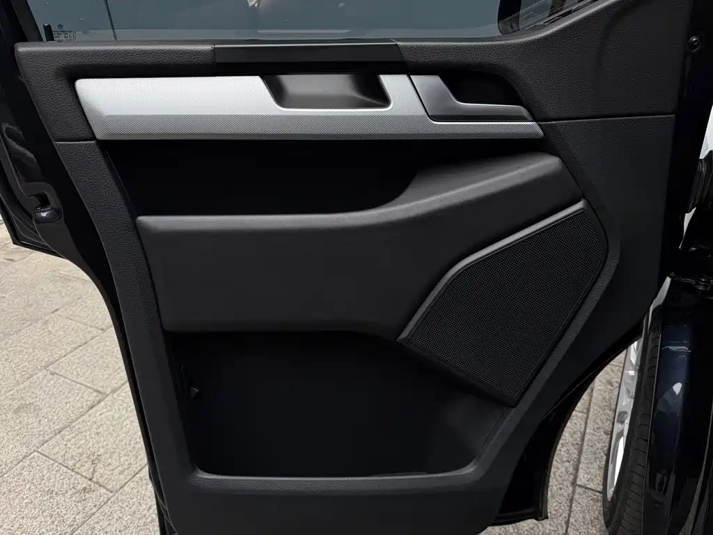 Volkswagen Multivan 2017 — фото 23