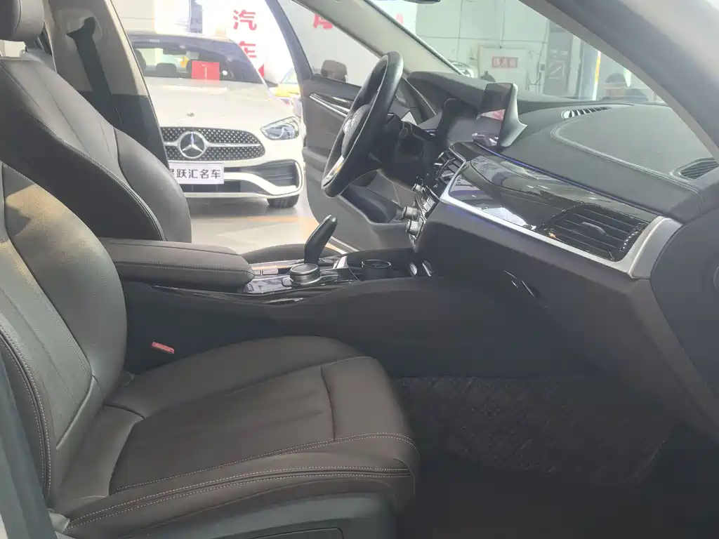 BMW 5 Series 2019 — фото 12
