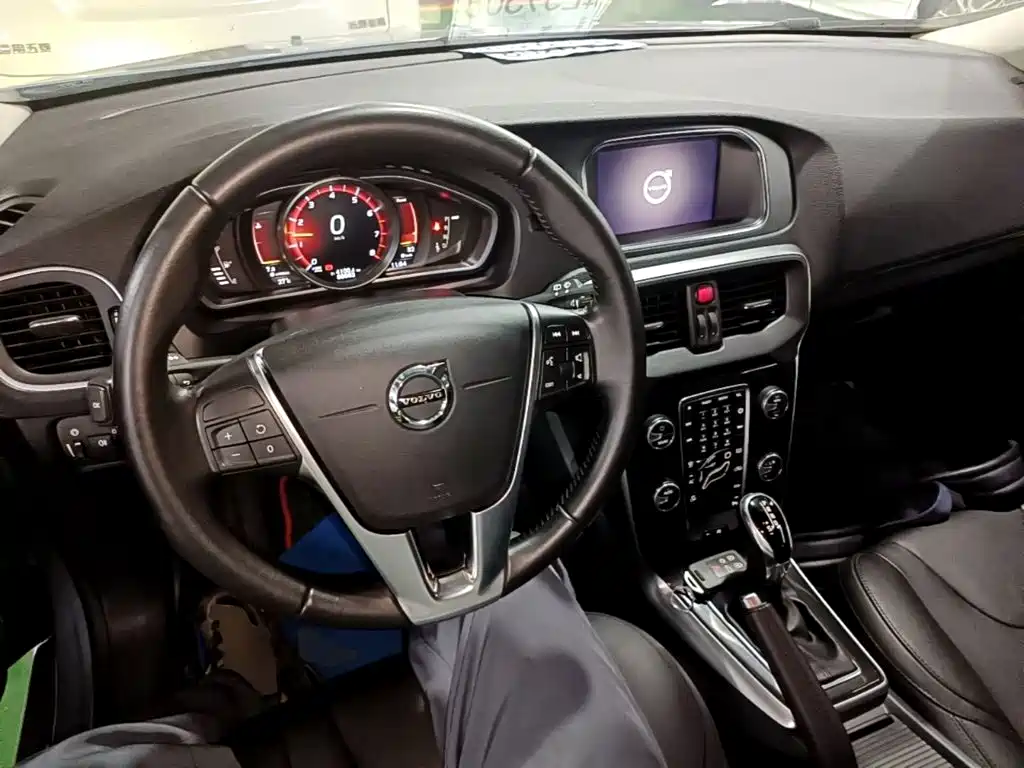Volvo V40 2019 — фото 10
