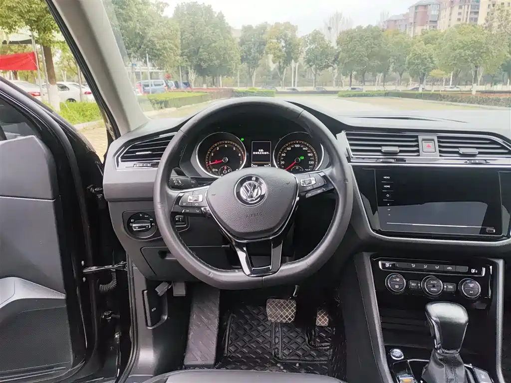 Volkswagen Tiguan L 2020 — фото 11