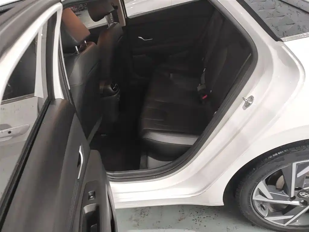 Hyundai Elantra 2023 — фото 17