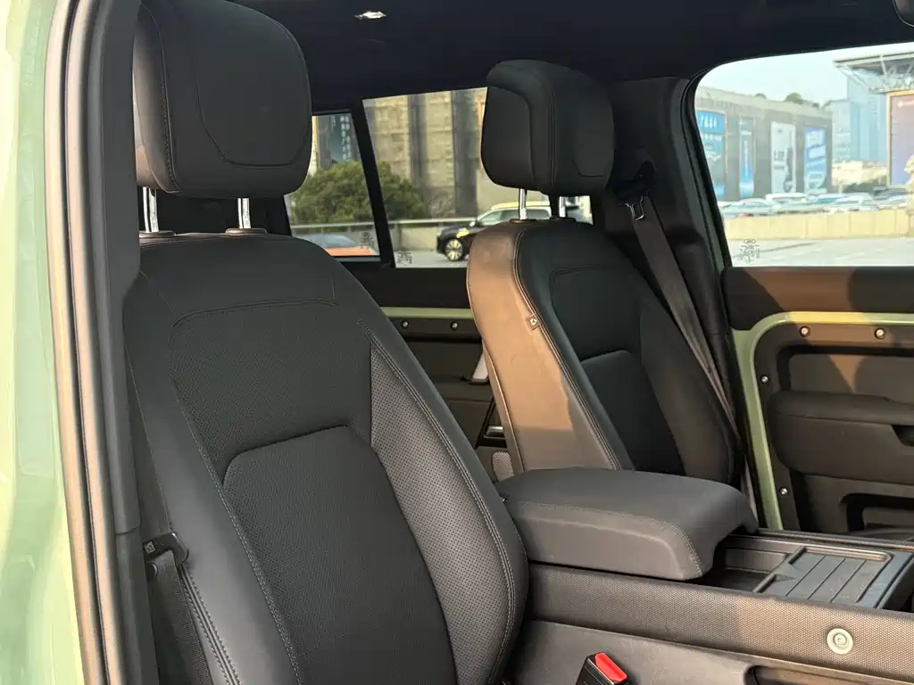 Land Rover Defender 2023 — фото 16