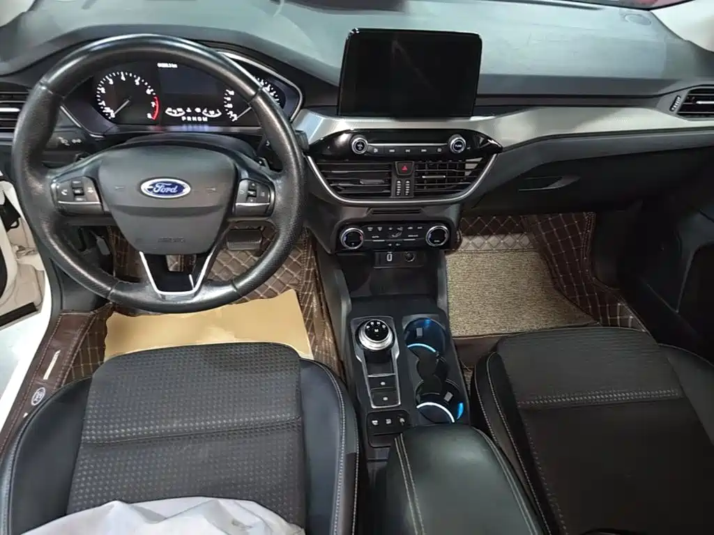 Ford Focus 2019 — фото 10