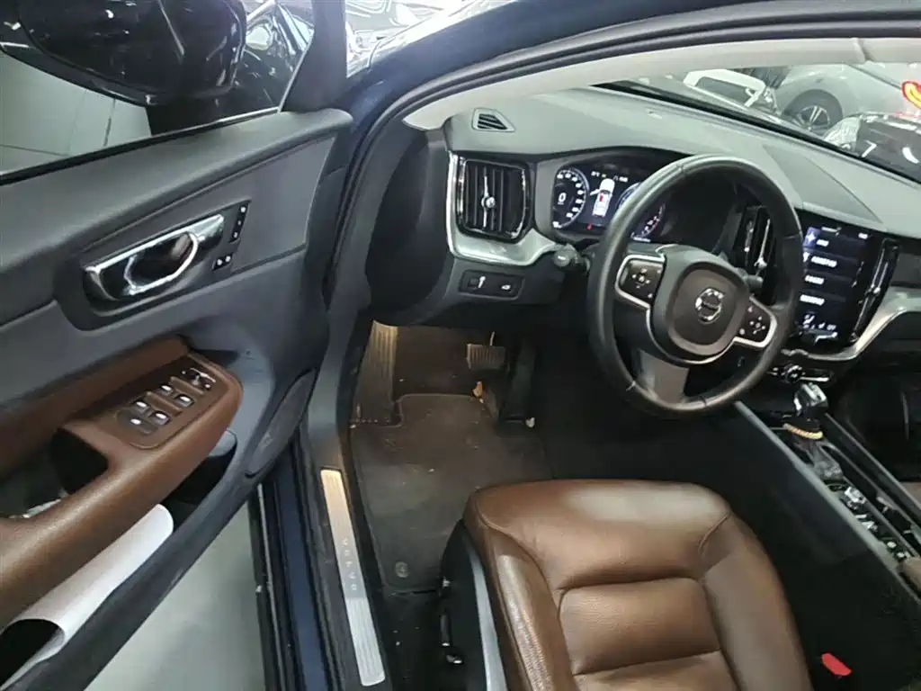 Volvo XC60 2018 — фото 12