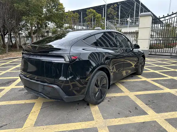 Tesla Model Y 2025