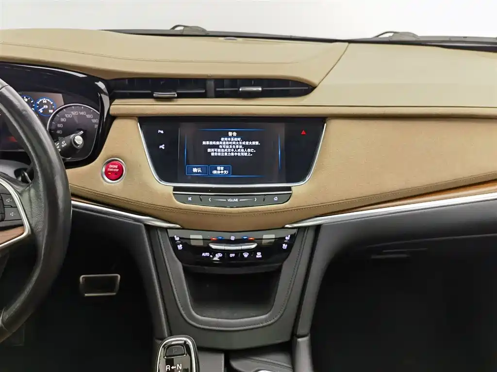 Cadillac XT5 2017 — фото 12