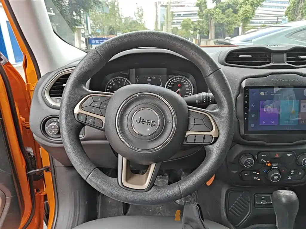 Jeep Renegade 2018 — фото 11