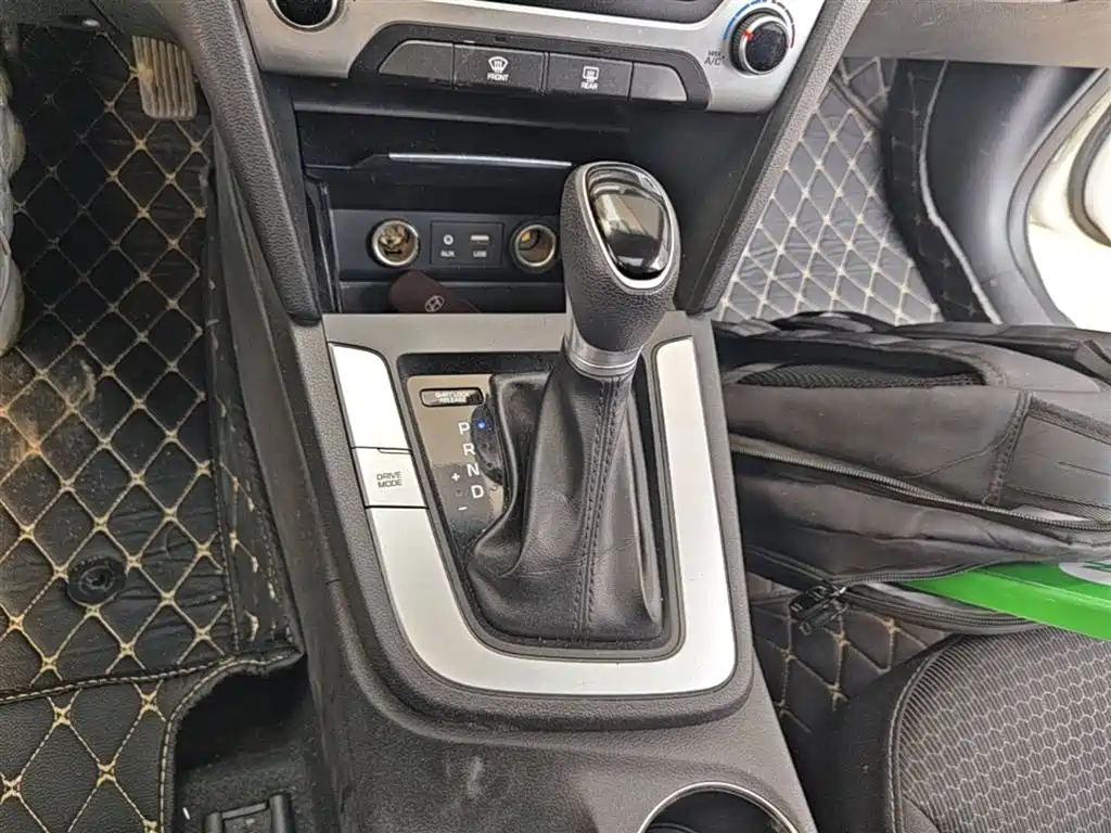 Hyundai Elantra 2017 — фото 14