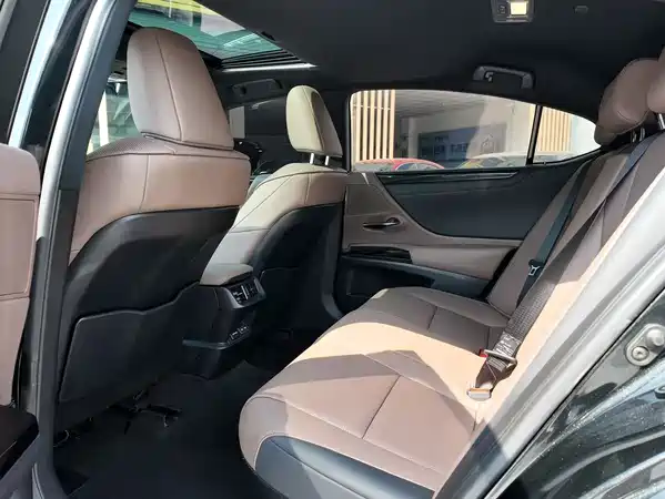 Lexus ES 2024
