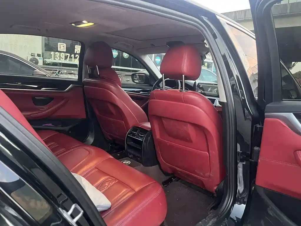 BMW 5 Series 2018 — фото 13