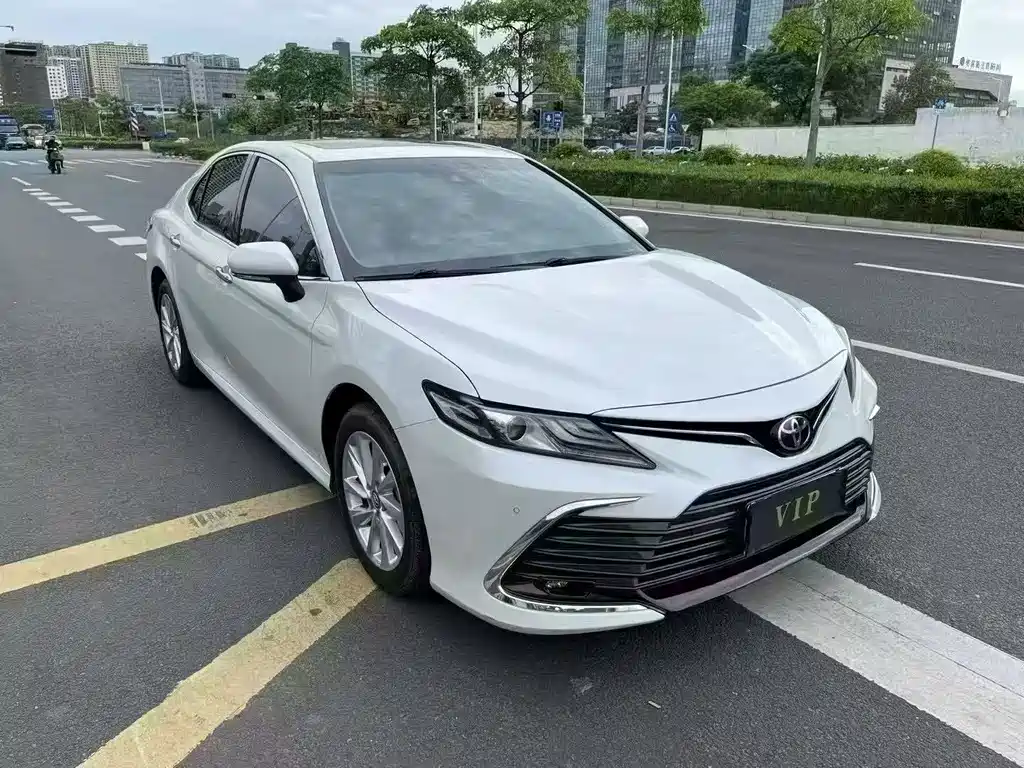 Toyota Camry 2022 — фото 2