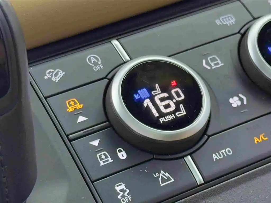 Land Rover Defender 2024 — фото 16