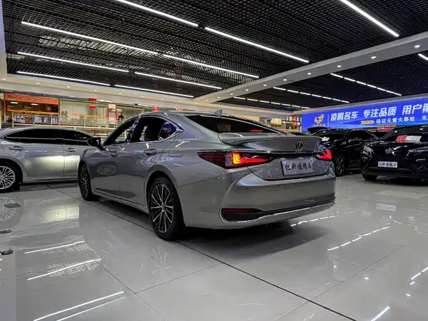 Lexus ES 2022