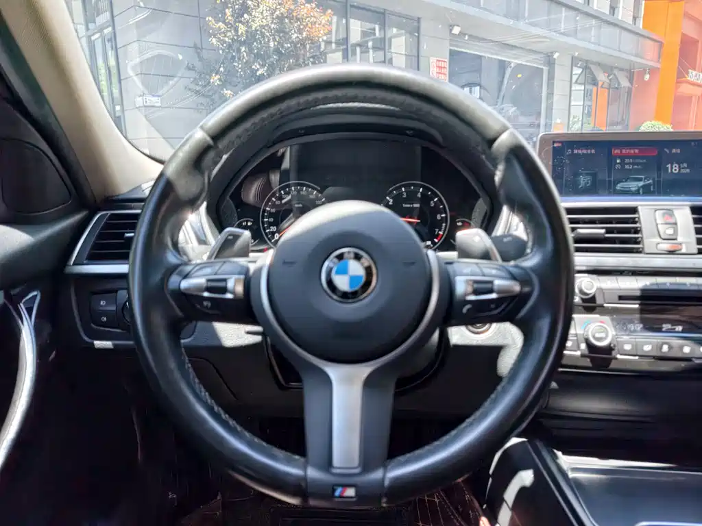 BMW 3 Series 2019 — фото 16