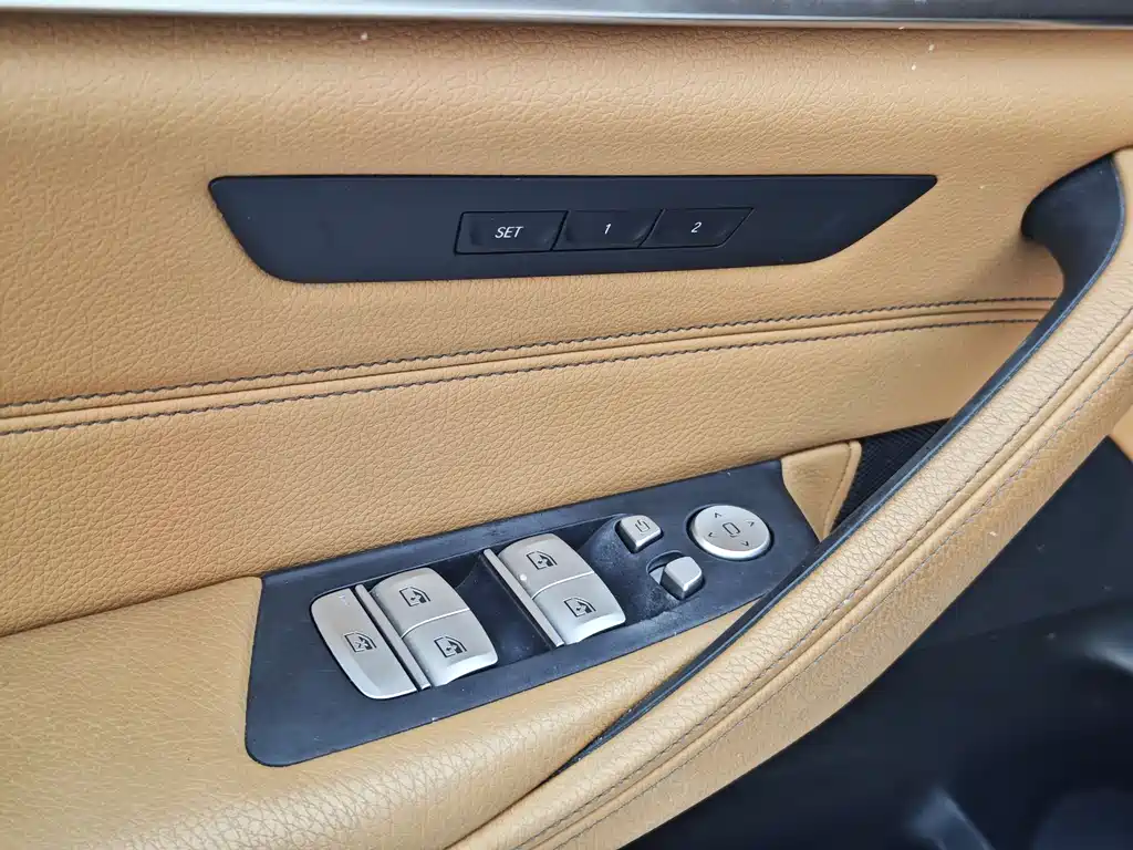 BMW 5 Series 2019 — фото 16