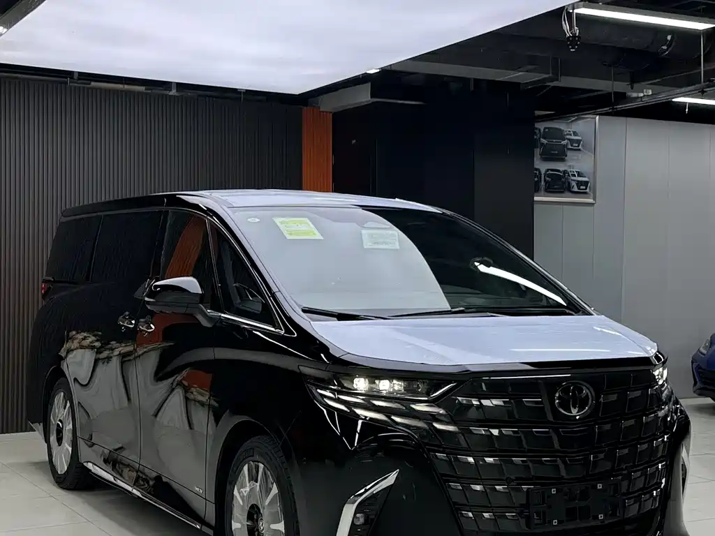 Toyota Alphard — фото 1