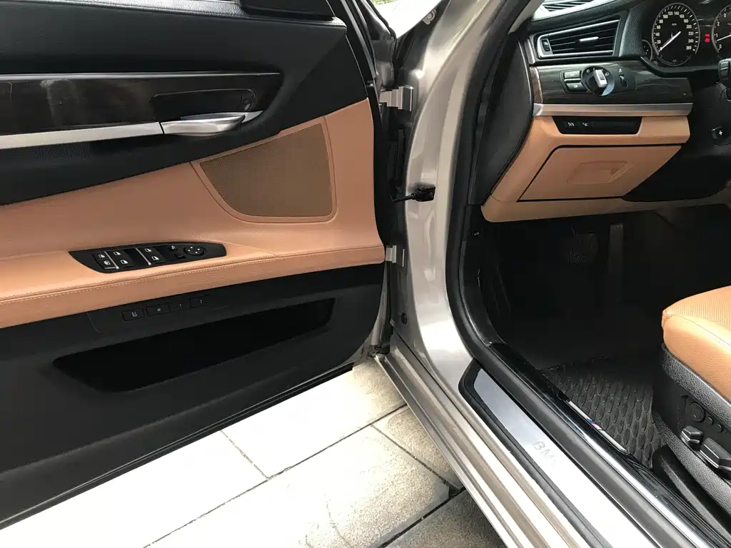 BMW 7 Series 2012 — фото 9