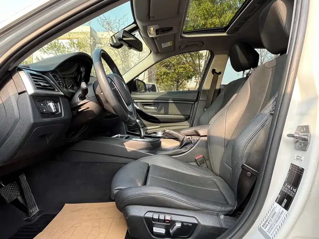 BMW 3 Series 2019 — фото 13