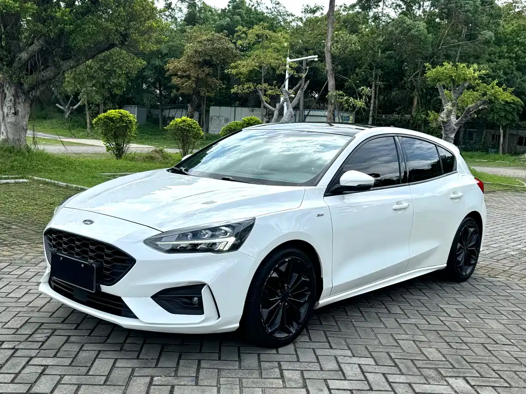 Ford Focus 2021 — фото 1