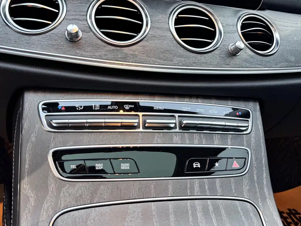 Mercedes-Benz E-Class 2022 — фото 16
