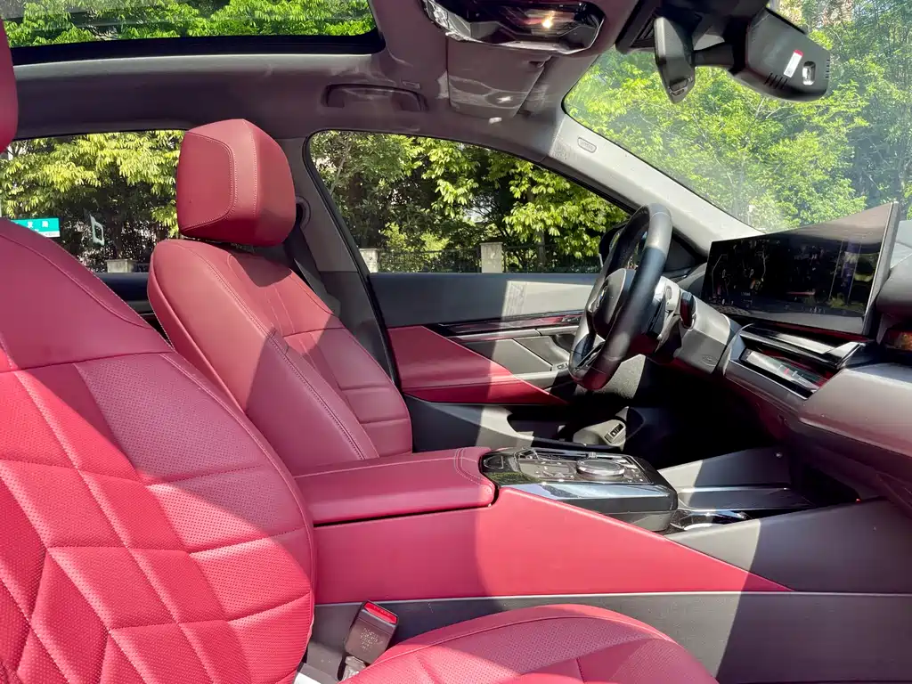 BMW 5 Series 2025 — фото 14