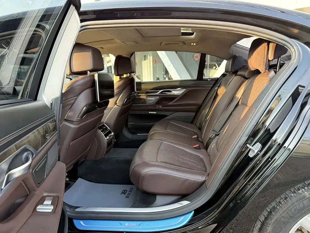 BMW 7 Series 2017 — фото 15