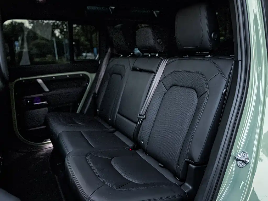 Land Rover Defender 2023 — фото 12
