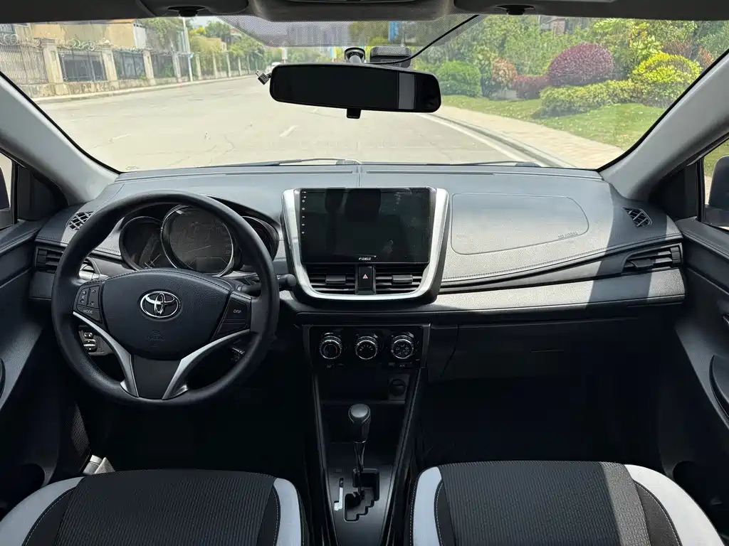 Toyota Yaris L 2023 — фото 8