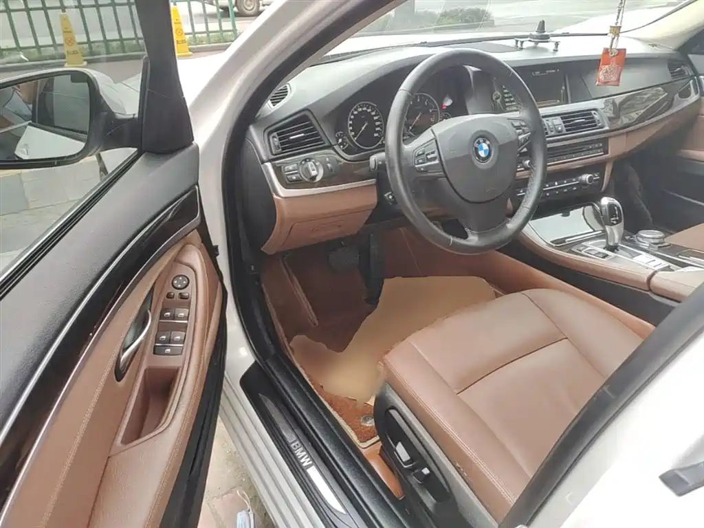 BMW 5 Series 2016 — фото 16