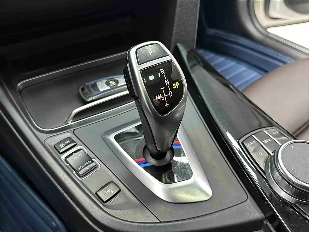 BMW 3 Series 2019 — фото 15