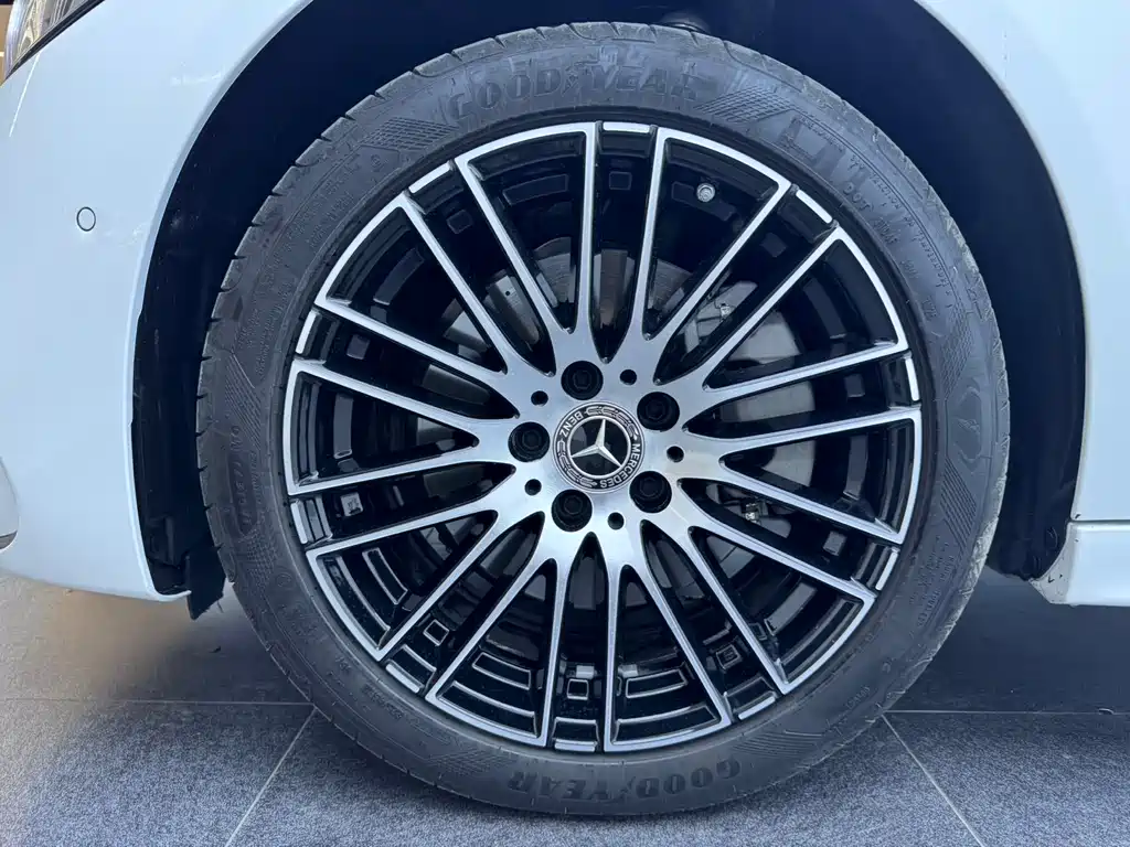 Mercedes-Benz C-Class 2025 — фото 16