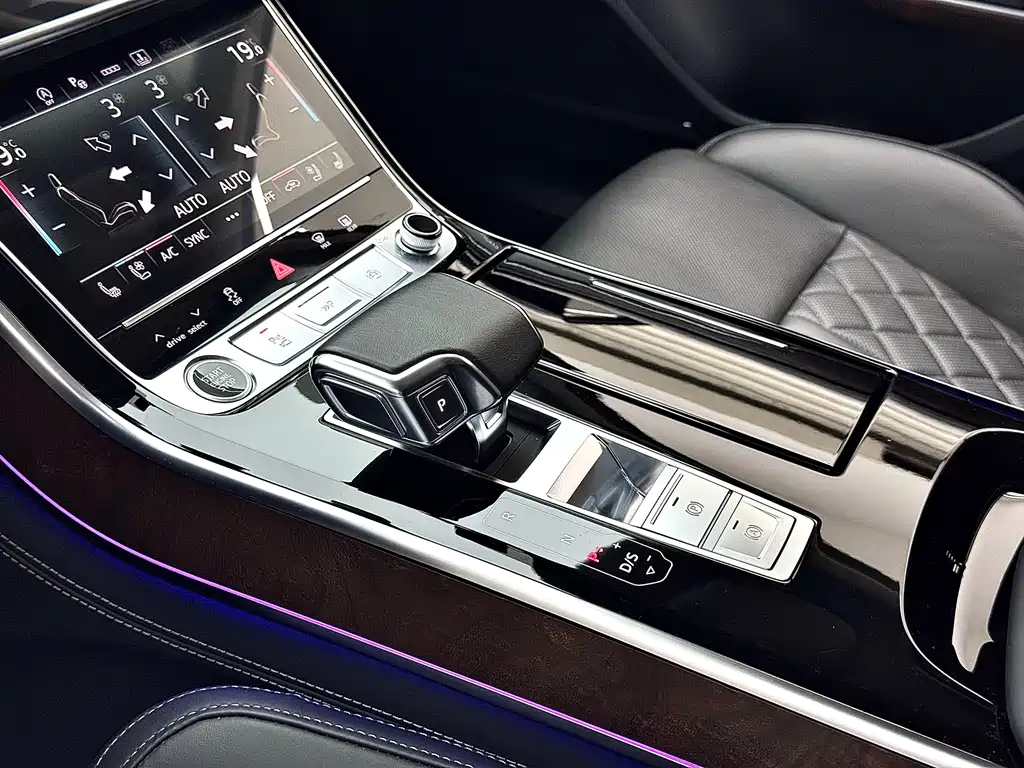 Audi A8 2022 — фото 17