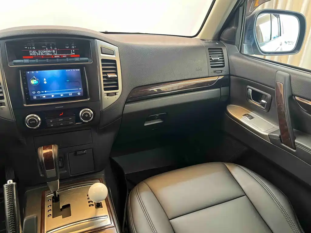 Mitsubishi Pajero 2017 — фото 15