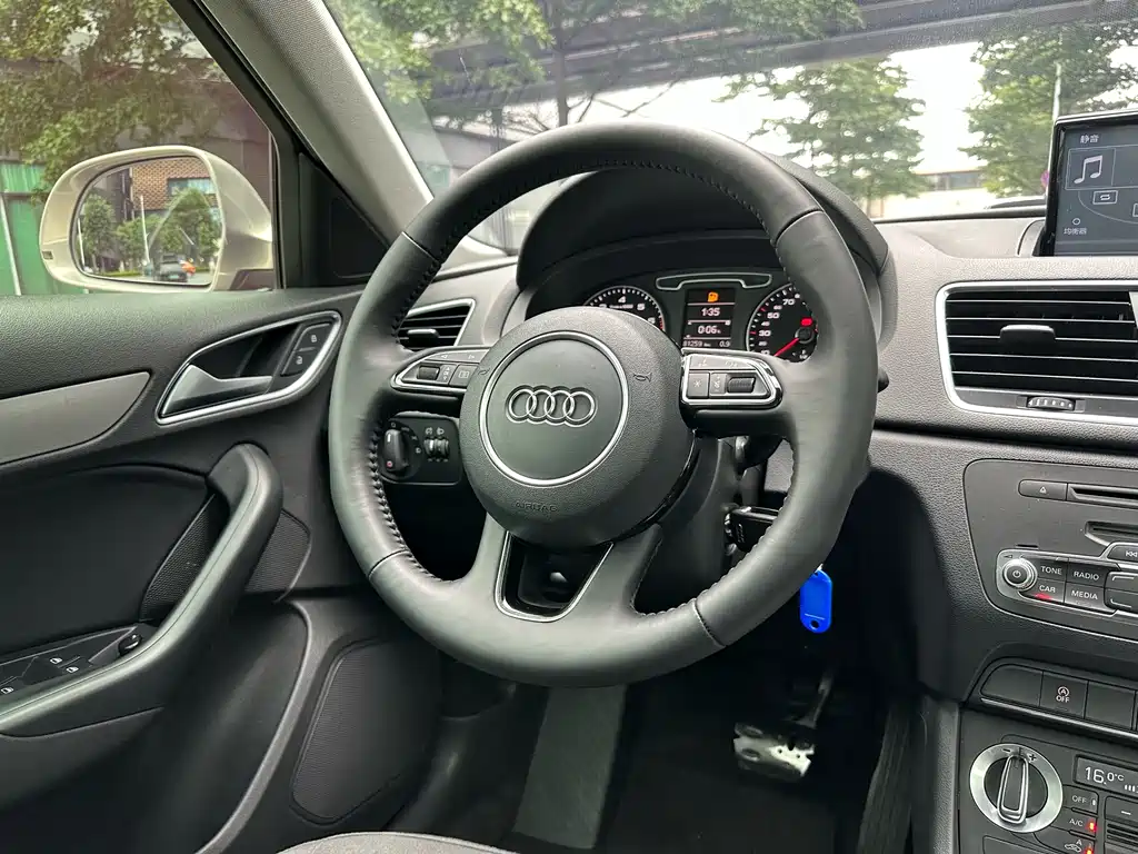 Audi Q3 2015 — фото 15