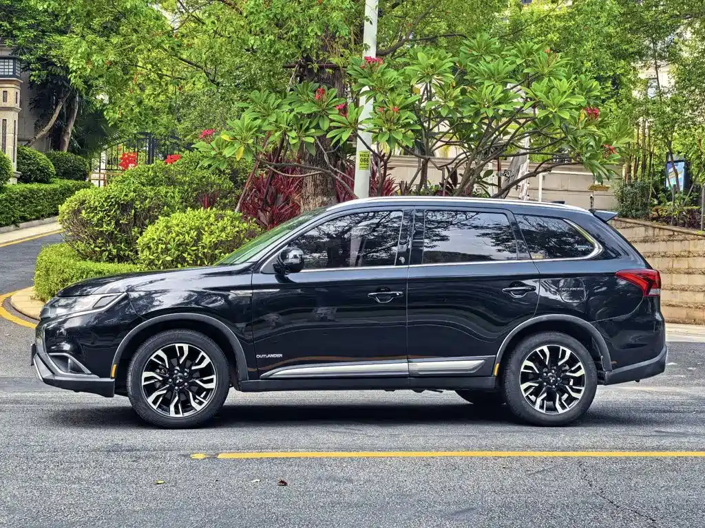 Mitsubishi Outlander 2021 — фото 4