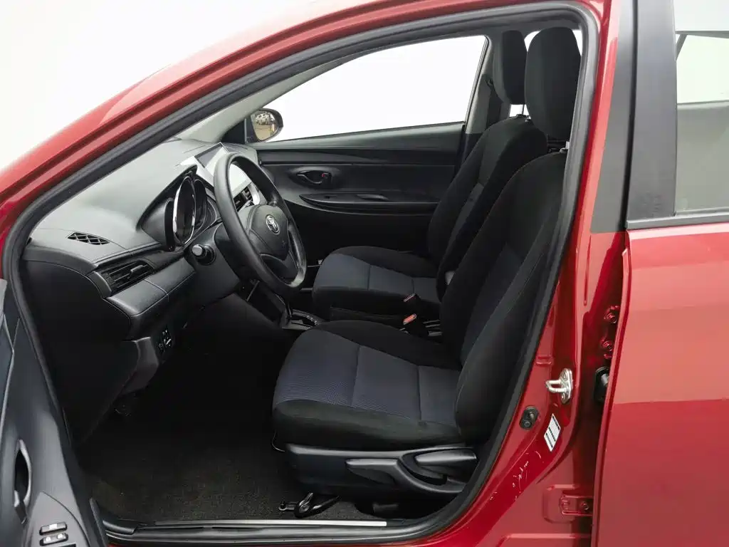 Toyota Yaris L 2017 — фото 10