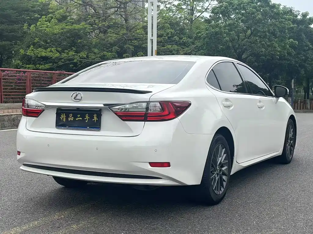 Lexus ES 2018 — фото 7