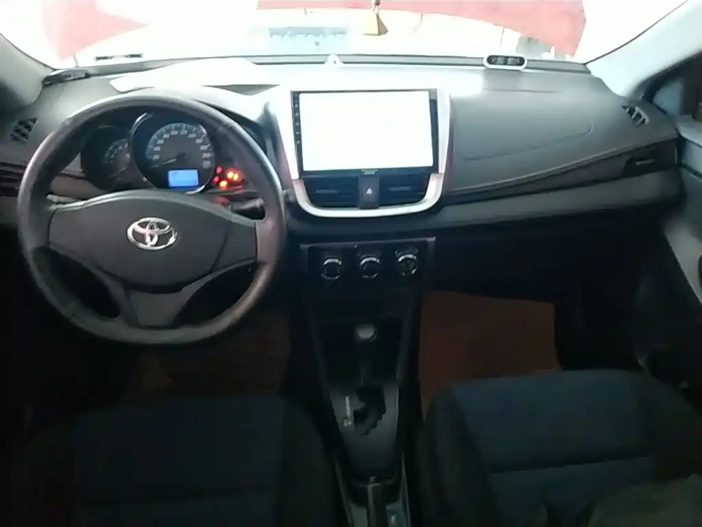 Toyota Yaris L 2018 — фото 10