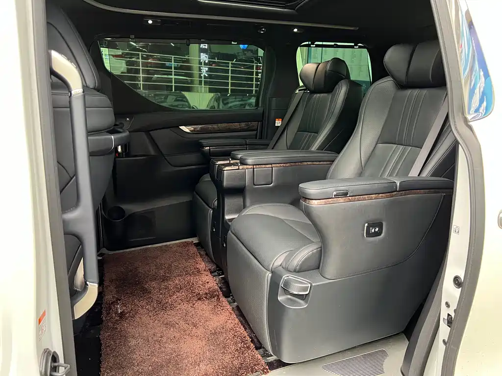 Toyota Alphard 2023 — фото 13