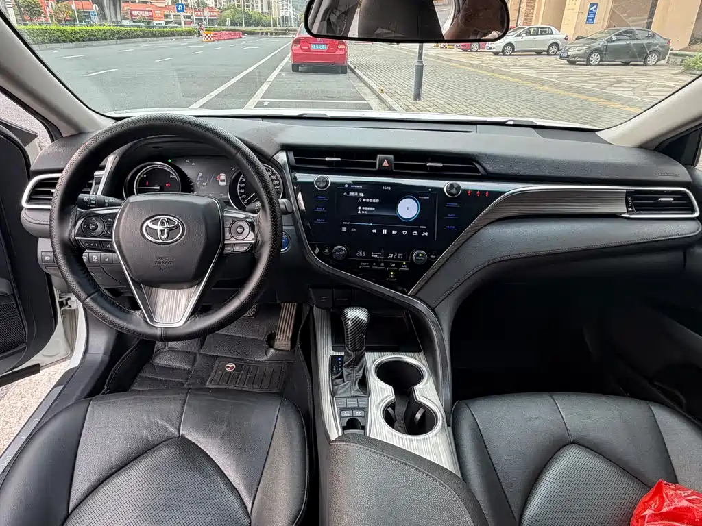 Toyota Camry 2021 — фото 8