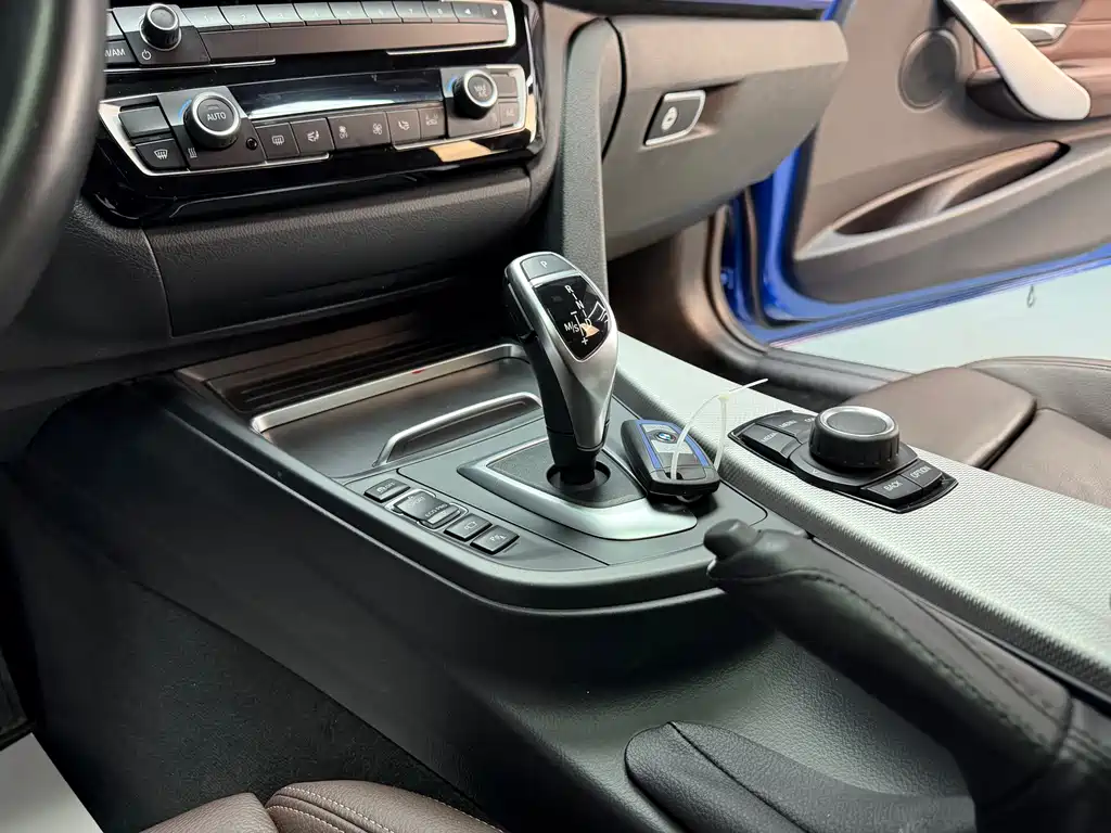BMW 3 Series 2018 — фото 10