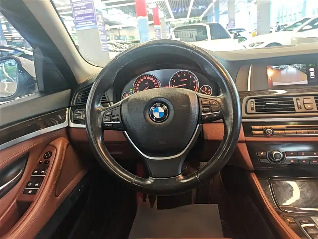 BMW 5 Series 2017 — фото 11