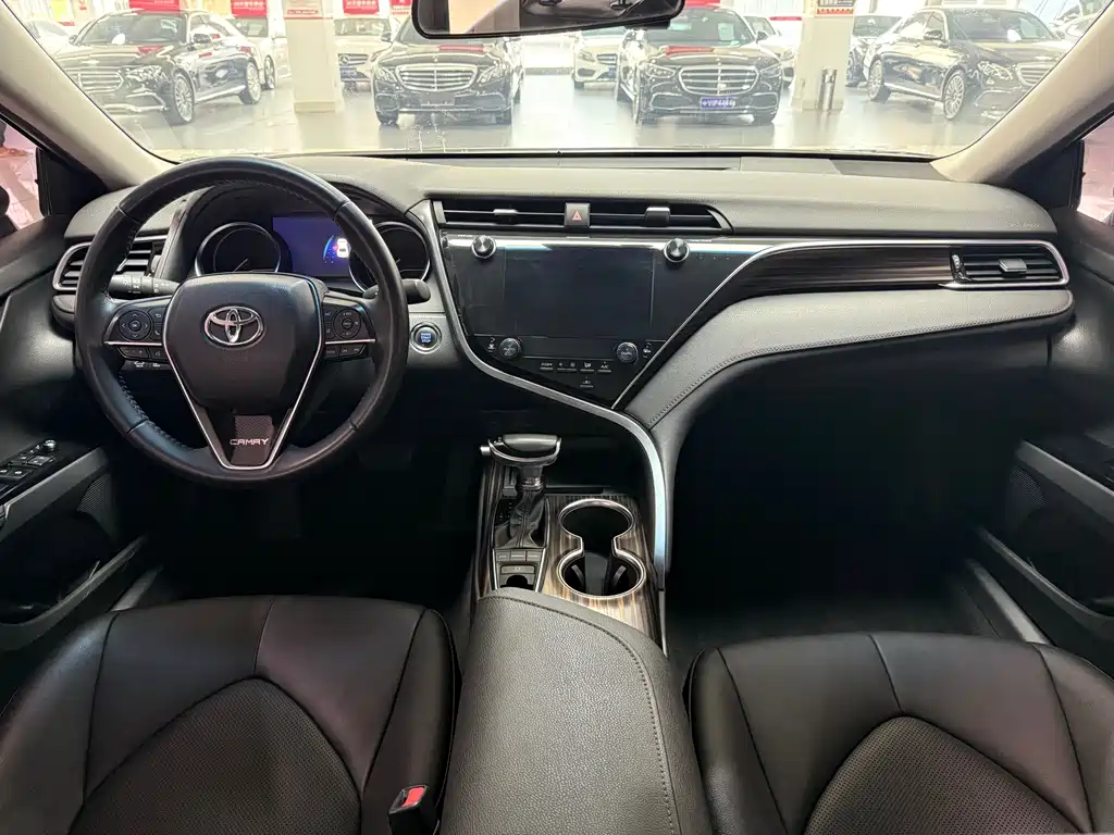 Toyota Camry 2019 — фото 9