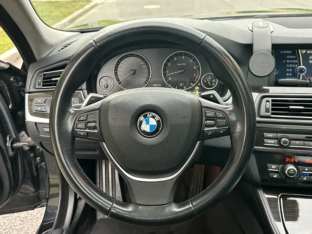 BMW 5 Series 2011 — фото 15