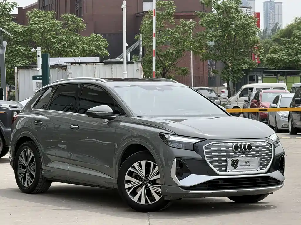 Audi Q4 e-tron 2023 — фото 1