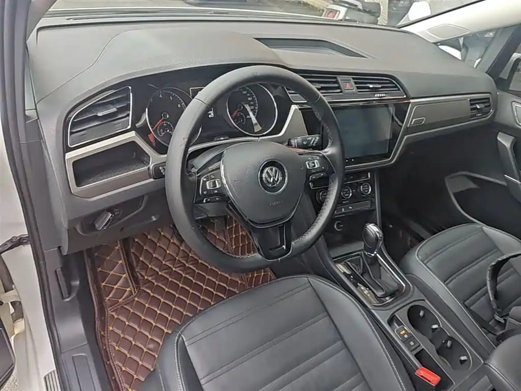 Volkswagen Touran 2017 — фото 10